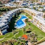 #010 Marina View Pool & Balcony شقة *